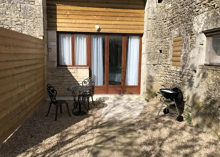 Blacksmiths Apartment In Blanzay - 1 Bed